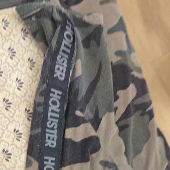 Hollister Men's Camouflage Tee - Black and Tan - Picture 3 of 7